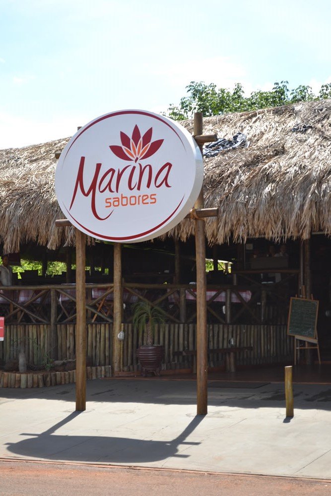 Fachada do Marina Sabores com a placa do restaurante