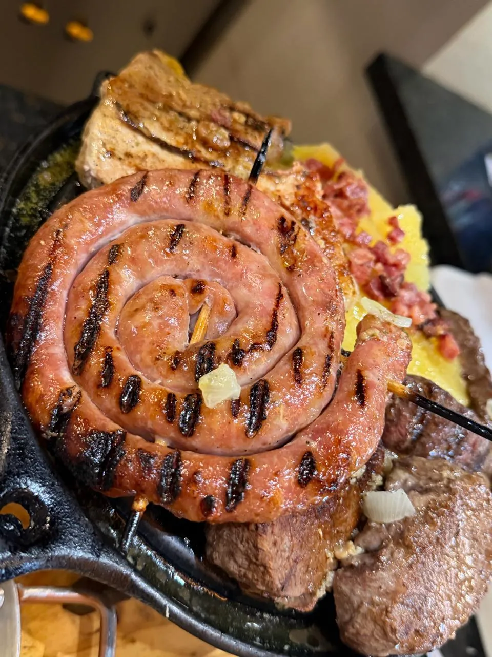 Carnes na parrilla — Linguiça, cortes de carne e polenta na chapa quente